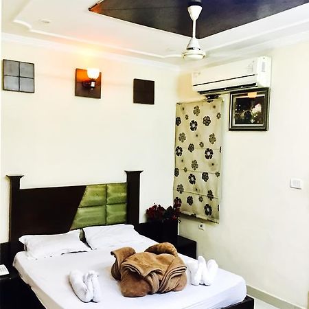 Hotel Milan Deluxe New Delhi Exterior photo
