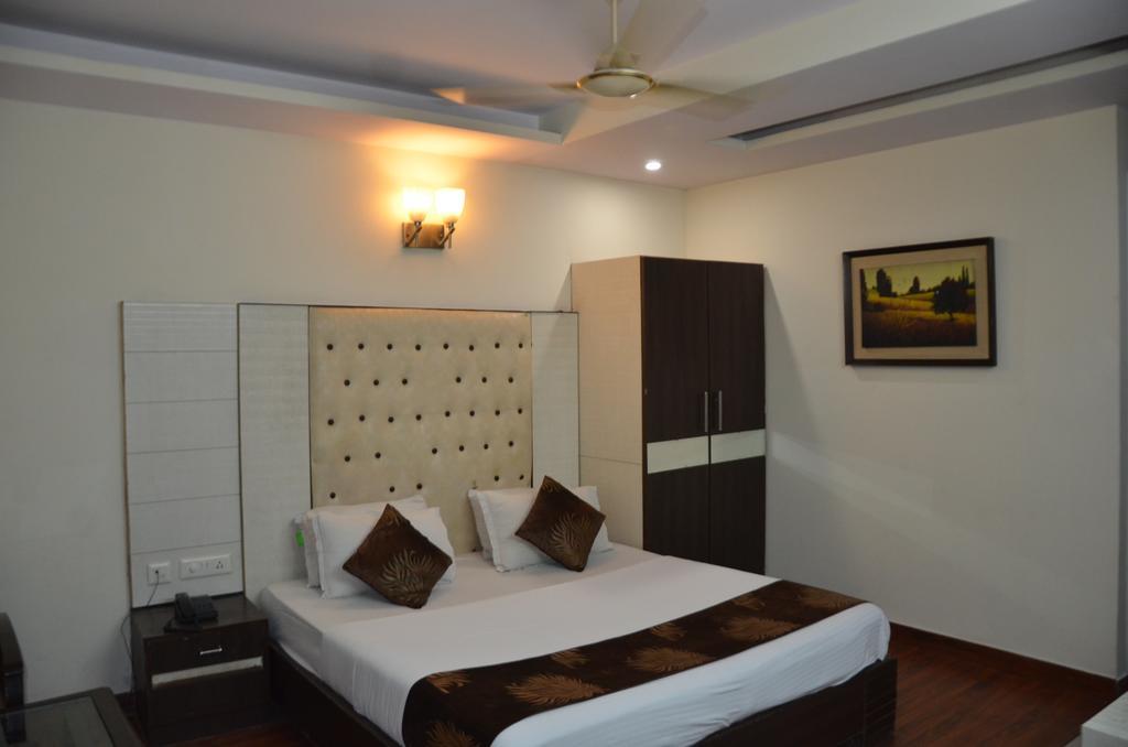 Hotel Milan Deluxe New Delhi Exterior photo