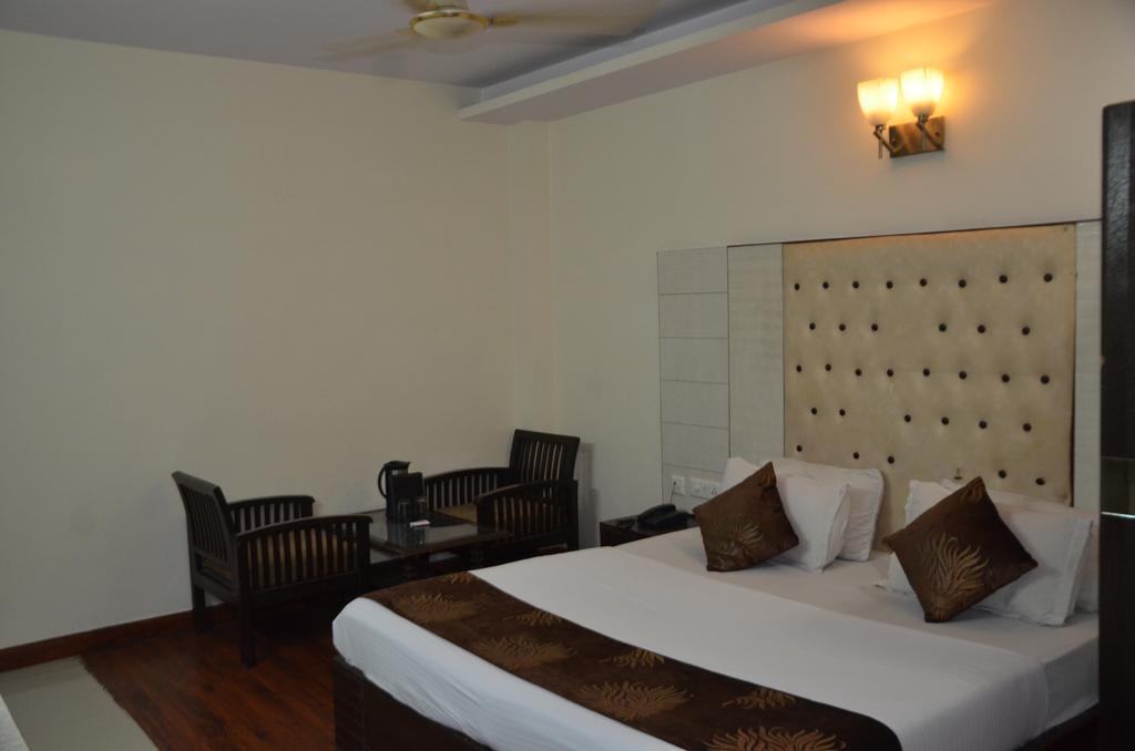 Hotel Milan Deluxe New Delhi Exterior photo