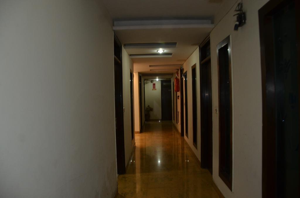 Hotel Milan Deluxe New Delhi Exterior photo