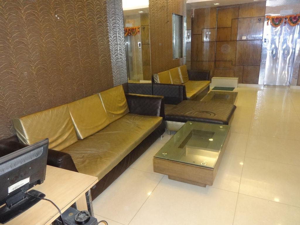 Hotel Milan Deluxe New Delhi Exterior photo