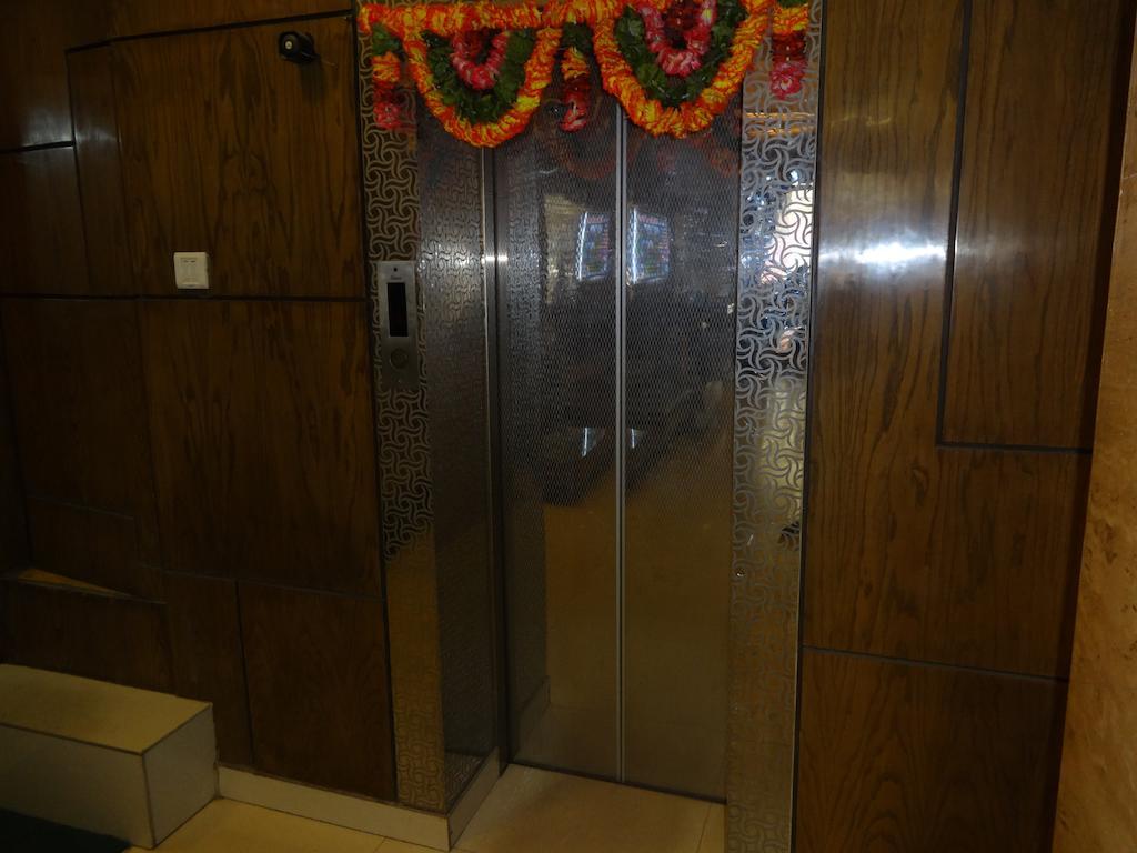 Hotel Milan Deluxe New Delhi Exterior photo