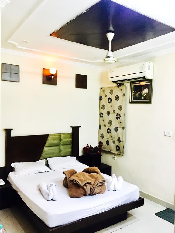 Hotel Milan Deluxe New Delhi Exterior photo