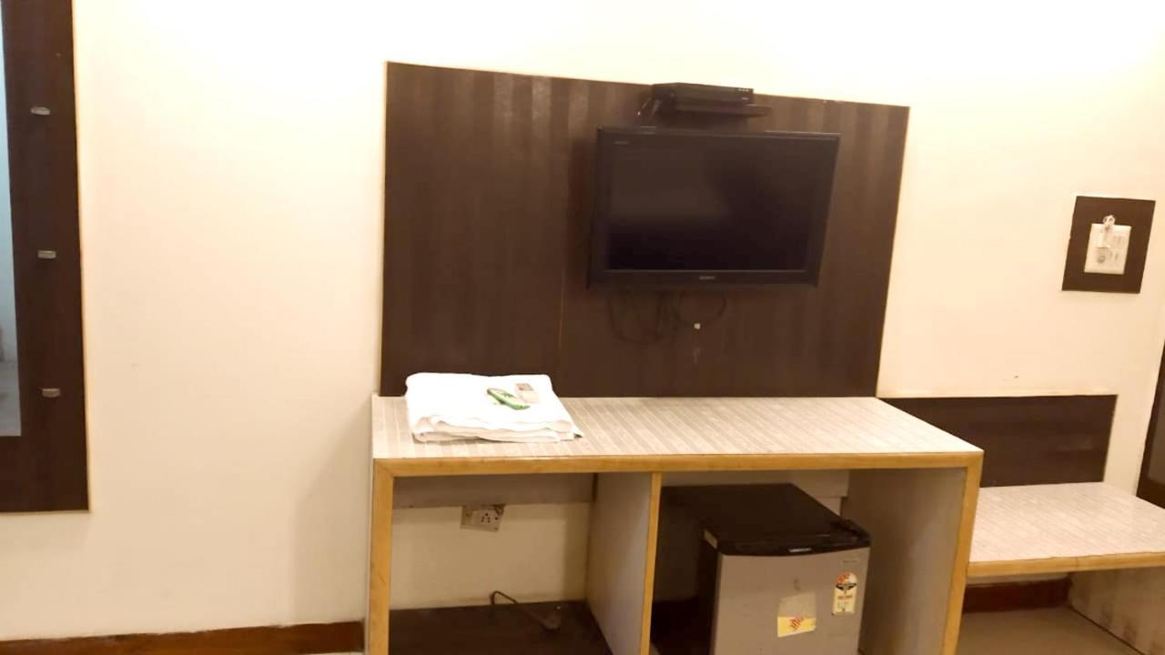Hotel Milan Deluxe New Delhi Exterior photo