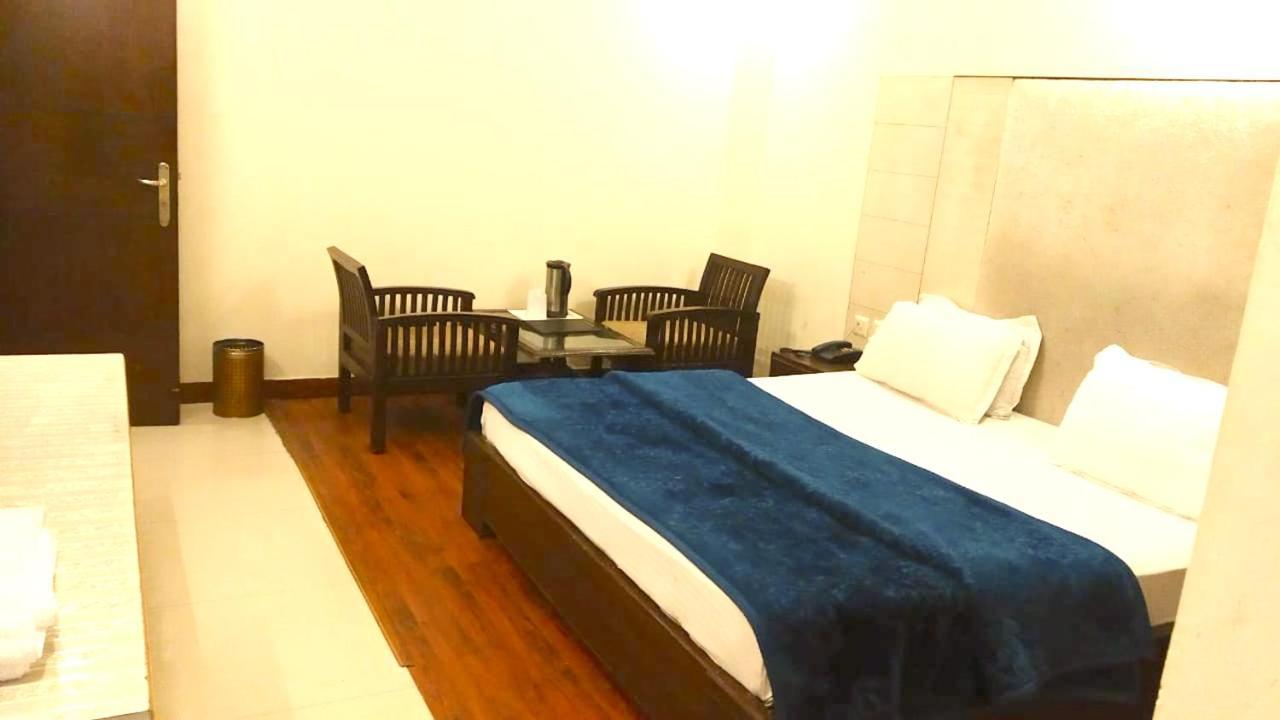 Hotel Milan Deluxe New Delhi Exterior photo