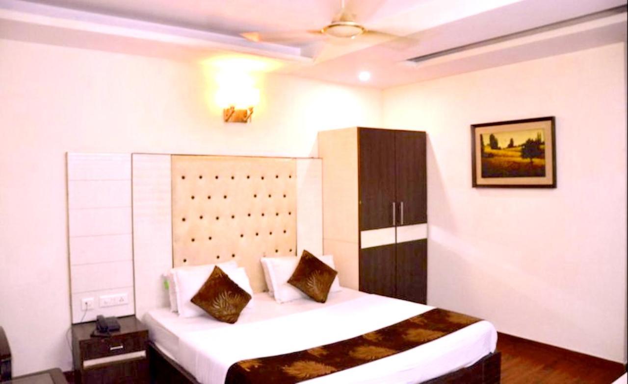 Hotel Milan Deluxe New Delhi Exterior photo