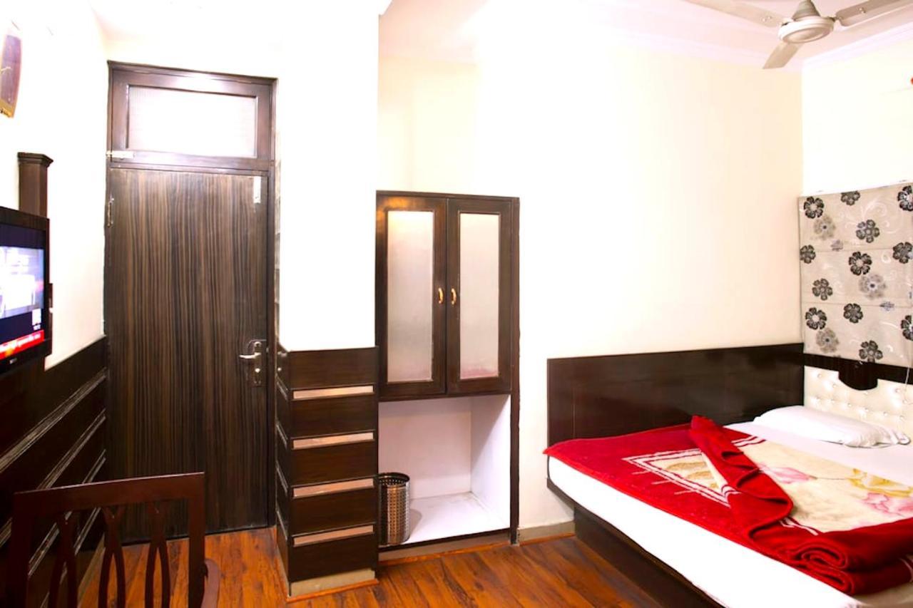 Hotel Milan Deluxe New Delhi Exterior photo